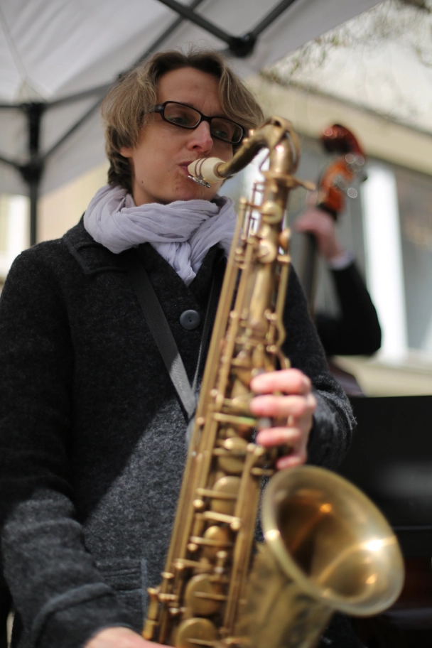 Caroline spielt Saxophon
