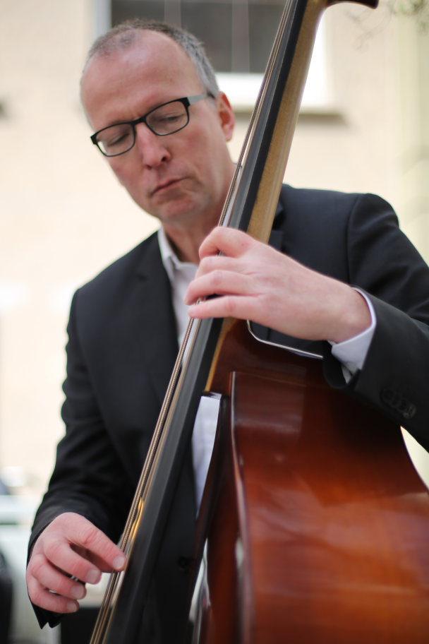 Michael spielt Bass