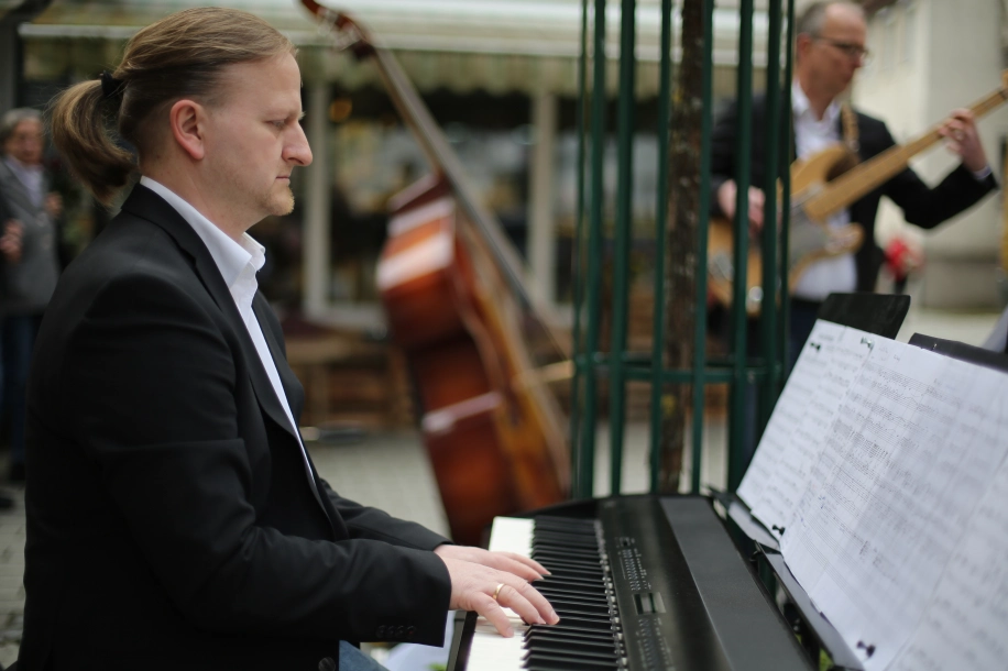 Torsten spielt Klavier