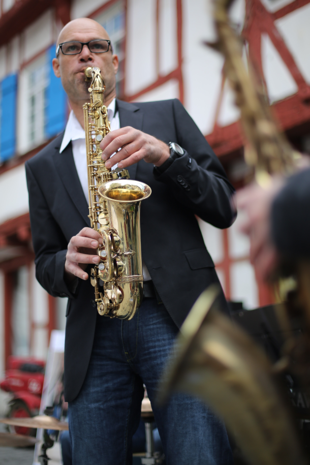 Uwe spielt Saxophon